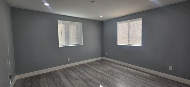 Building Photo - 1658 E 60th St