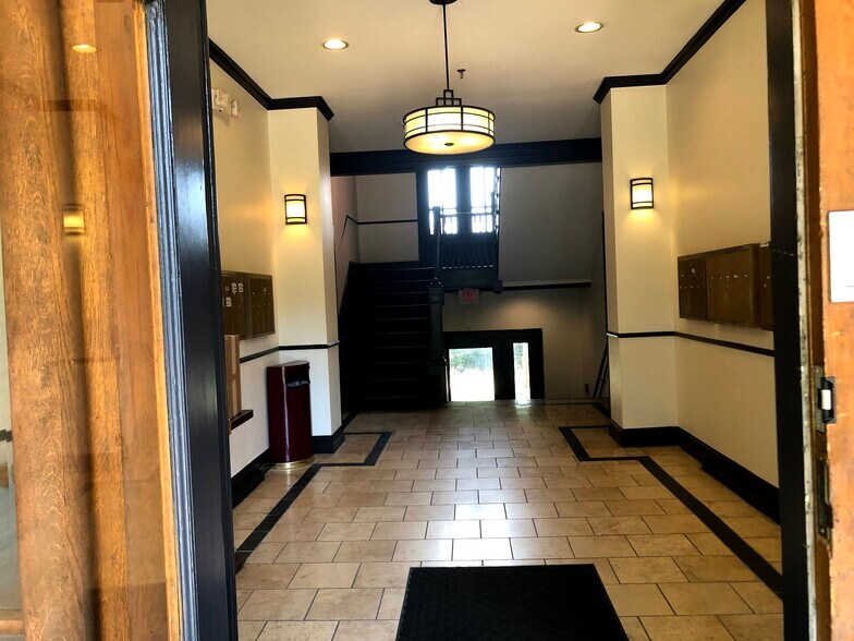 Entryway (condo on right) - 4496 Maryland Ave