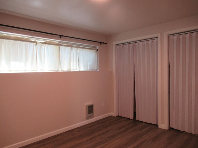 Building Photo - Ground Level, end unit one bedroom, one ba...