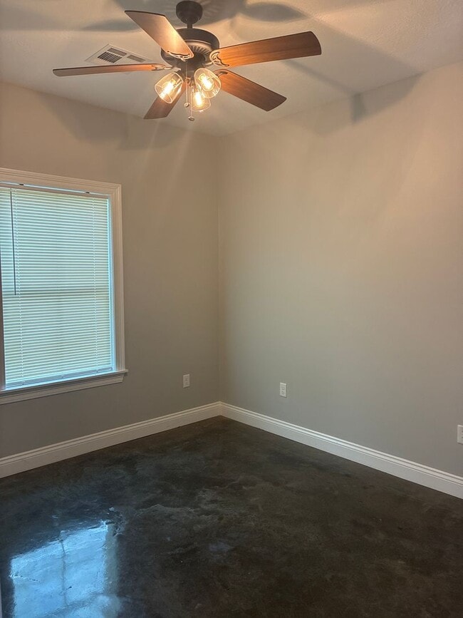 Building Photo - Duplex for lease