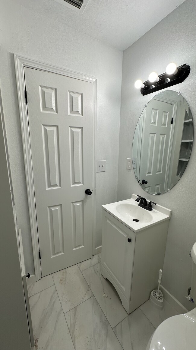 Hall Bathroom - 5282 Questa Dr