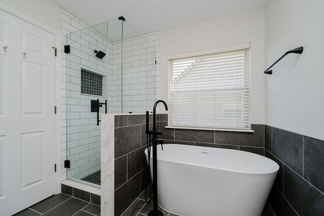 Building Photo - Beautifully Updated Carmel Ranch in Haverstick – Walk to Prairie Trace!
