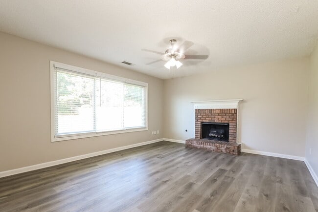 Building Photo - 1086 Maria Dr