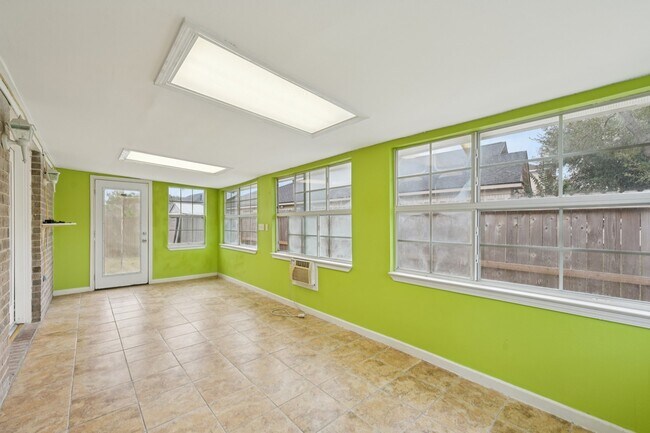 Building Photo - 15114 Magnoliabough Pl