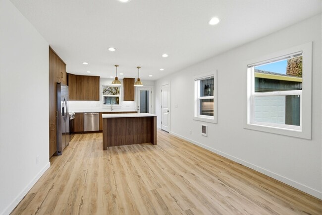 Building Photo - Newly Renovated 2 Bedroom Home