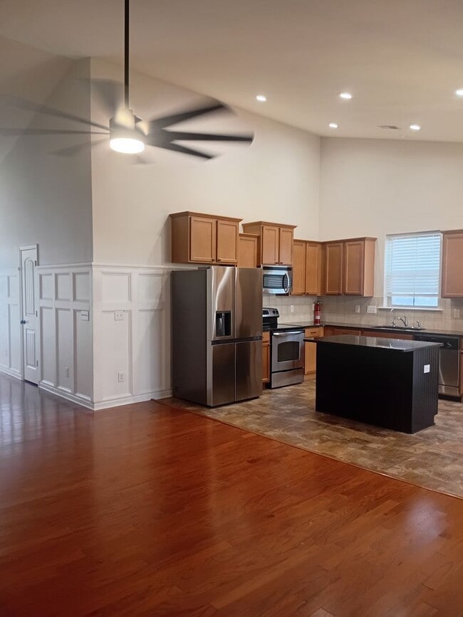 Building Photo - Spring Lake