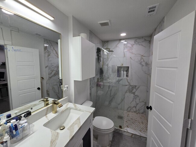 Building Photo - 5509 Edgewater Cir