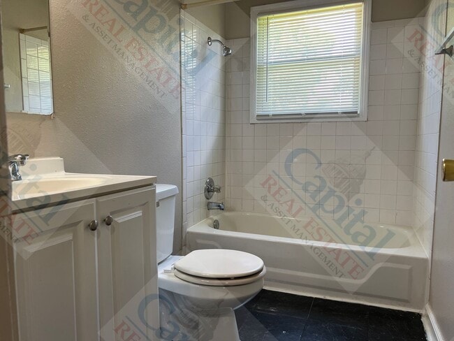 Building Photo - Spacious 3 Bedroom