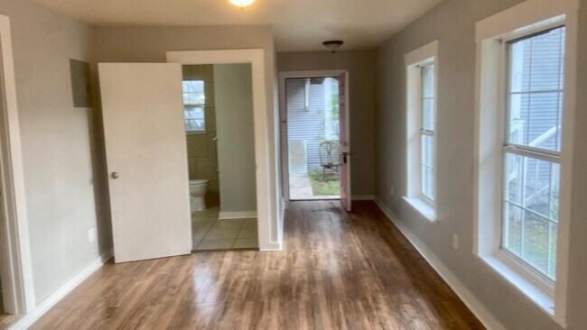 Building Photo - 433 Kayton Ave