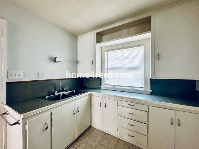 Building Photo - First Level Condo, Just Off the Plaza with Hardwood Floors and Lawn Care Provided!