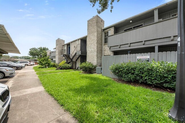 Building Photo - 9700 Leawood Blvd