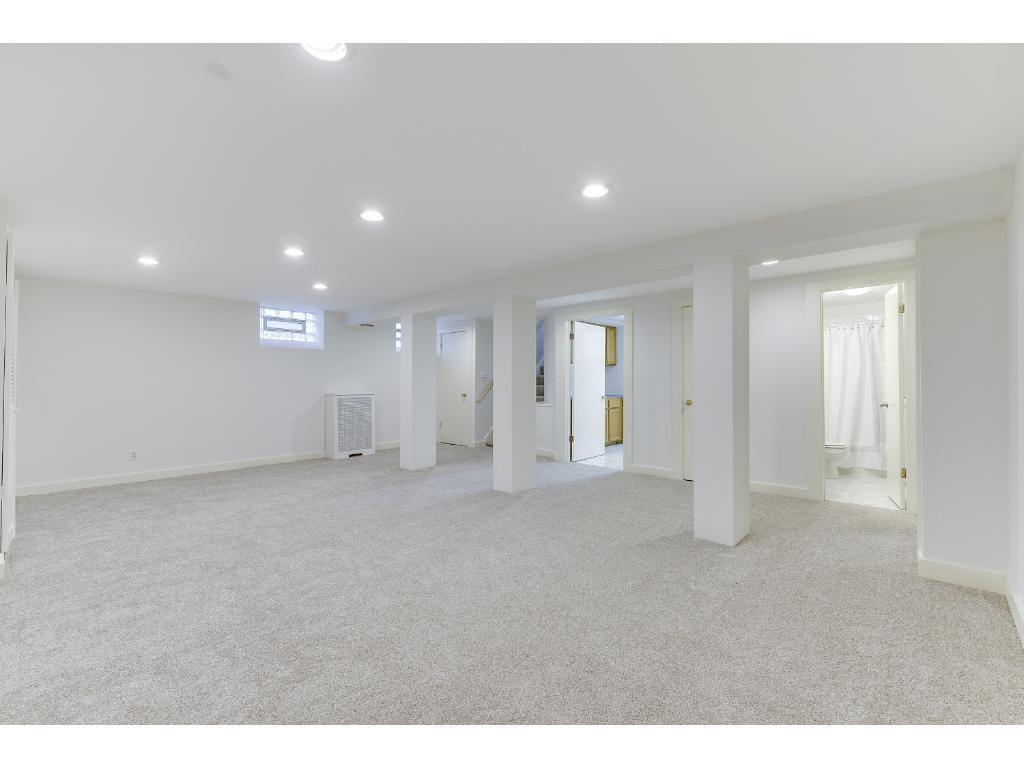 Building Photo - 818 W 42nd St