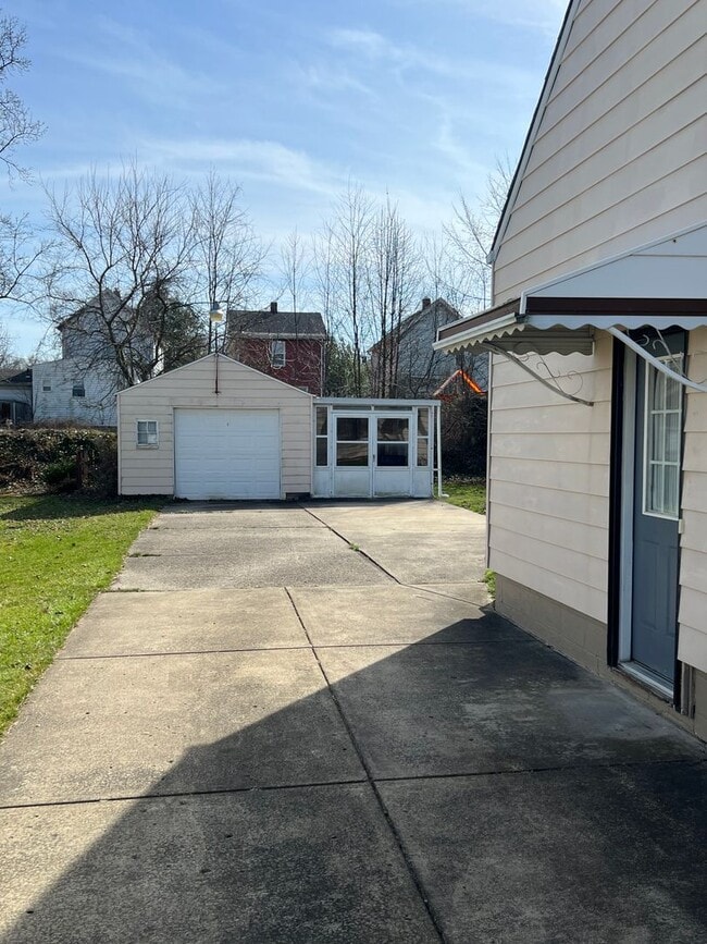 Building Photo - Struthers , 3 bedroom home with full basement and garage.