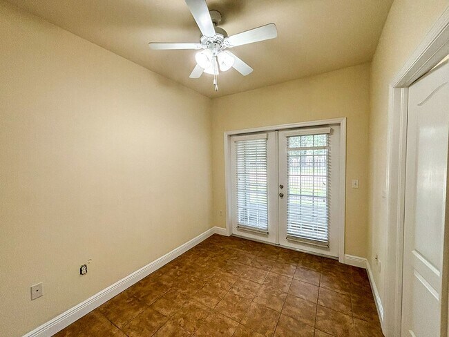 Building Photo - Chase Hollow #83 - Pet Friendly!