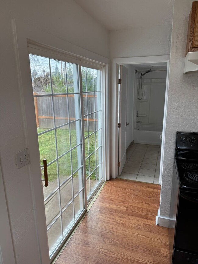 Building Photo - Updated 3 bedroom, 1 bath house in Springfield!