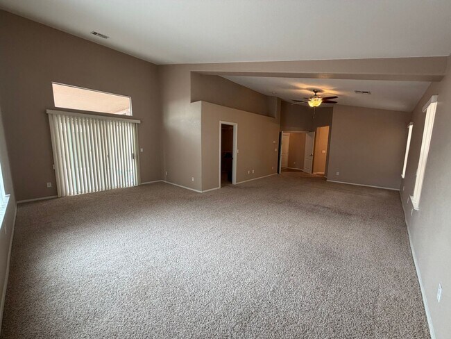 Building Photo - Spacious 4 bedroom