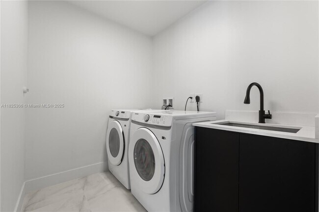 Building Photo - 5020 Hawkhurst Ave