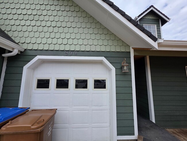 Building Photo - Large 3 bedroom 2 bath duplex. 1520 sq ft, vaulted ceilings