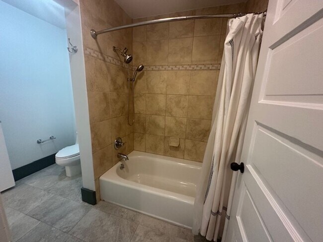 Building Photo - Stunning 5-Bedroom Home in Germantown-Spac...