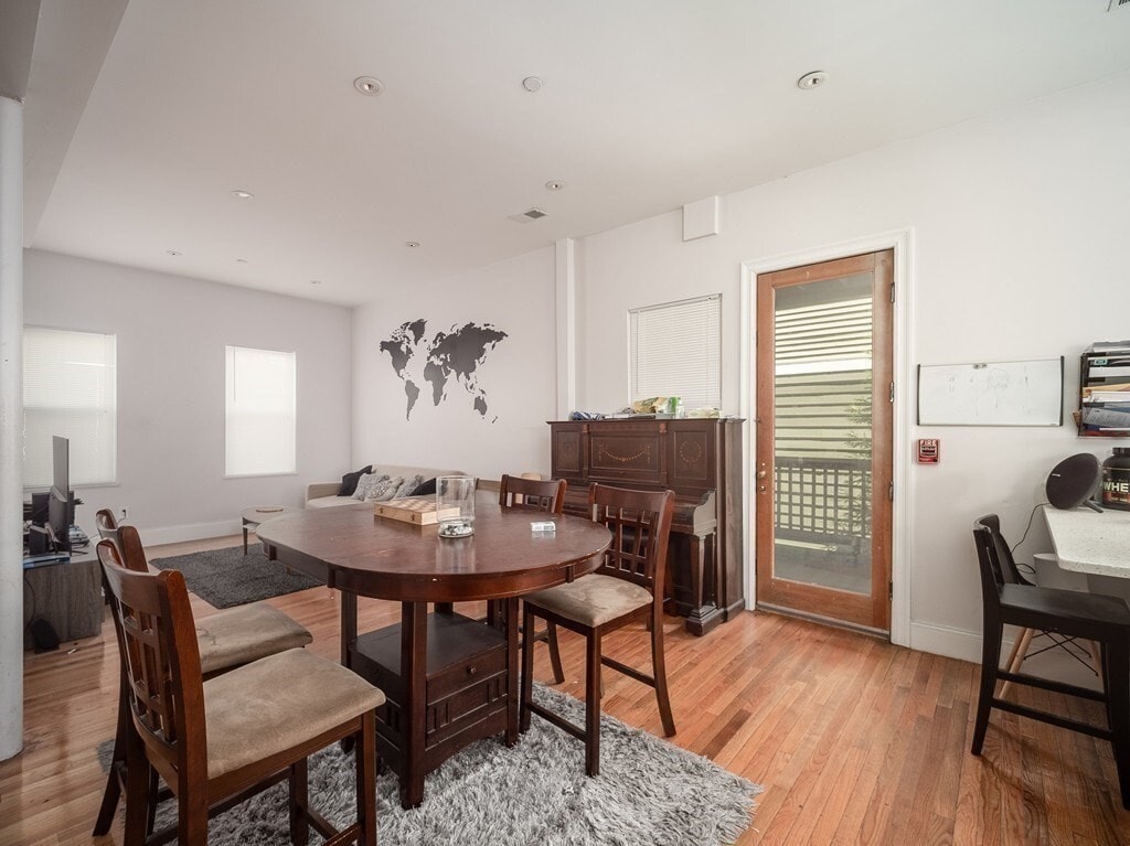 Building Photo - 44 Mozart St