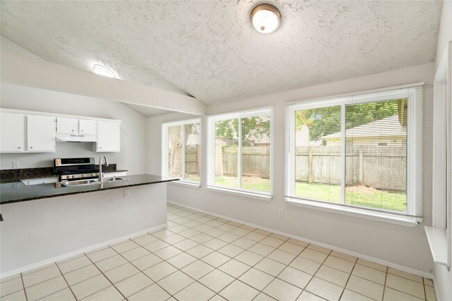 Building Photo - 11111 Drakeland Dr