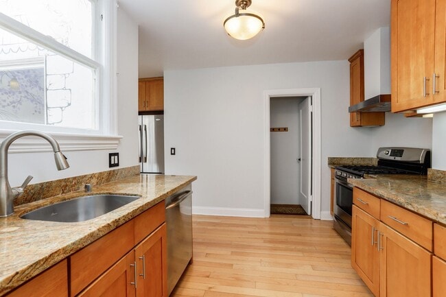 Building Photo - 3 Bed / 2 Bath Cayuga Terrace single family home with garage parking and private backyard. YouTub...