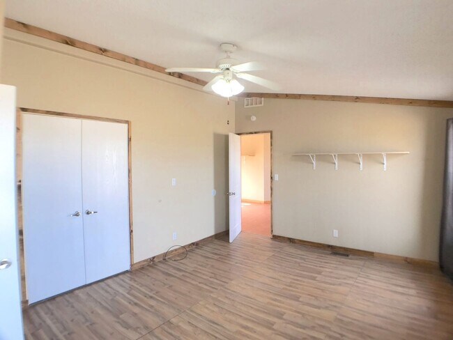 Building Photo - 4 bedroom home in Moriarty. Country Living! Close to I-40.