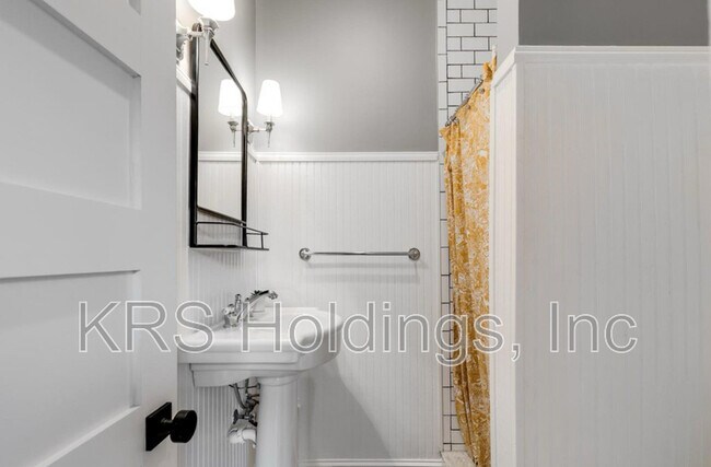 Building Photo - 228 N 32nd St