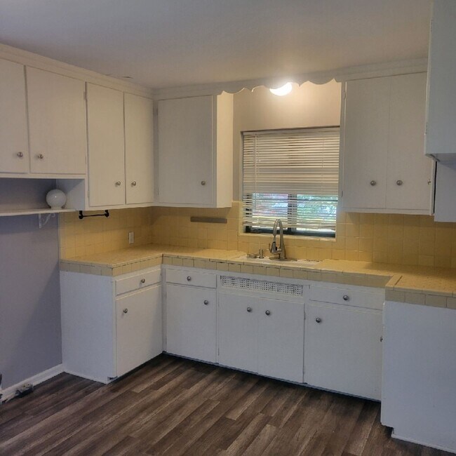 Building Photo - Beautiful 2 bed/1 bath near Grosse Pointe!...