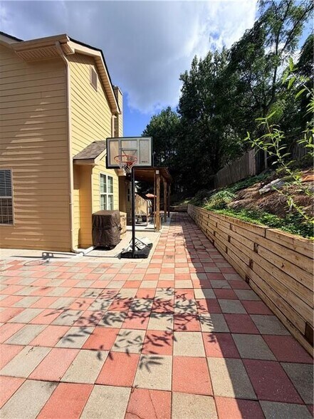 Building Photo - 2118 Newbury Oaks Dr