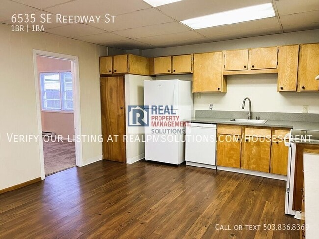 Building Photo - 6535 SE Reedway St