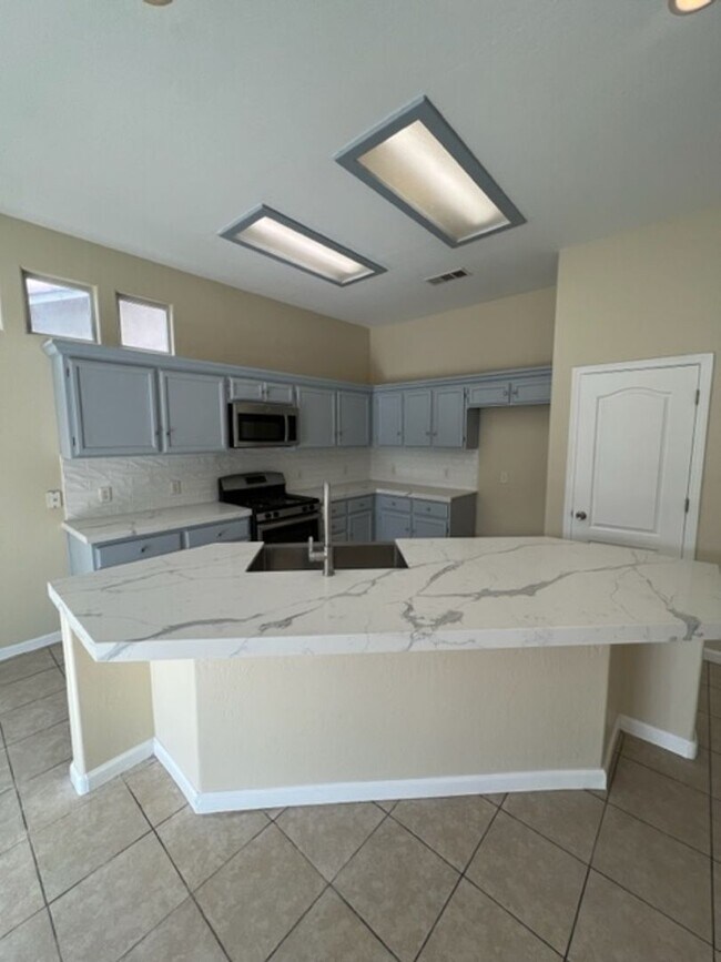 Building Photo - Southwest Bakersfield 4 Bedroom Home