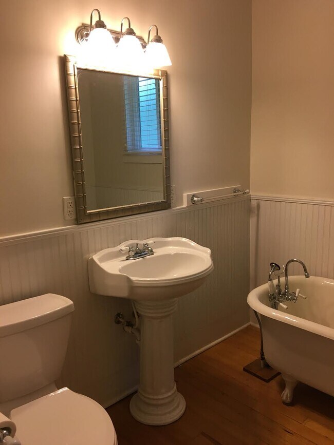 Building Photo - 10 Highland Lake Drive-Flat Rock Cottage-N...