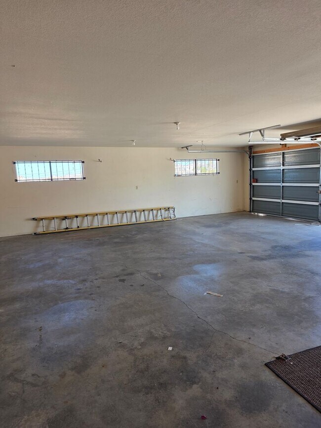 Building Photo - One of Kind 3 bed/2.5 bath home with 3 car attached garage located in BHC.