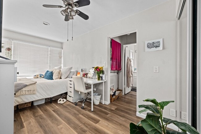 Building Photo - No back house!