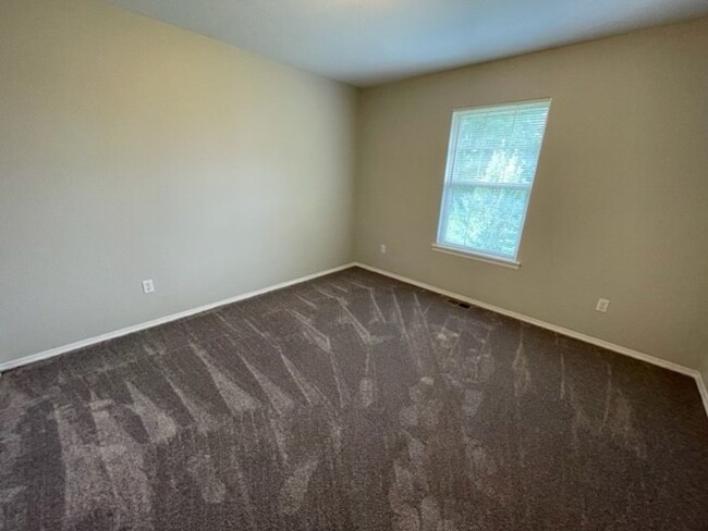 Building Photo - TOTALLY REMODELED - Ozark Walk out Basemen...