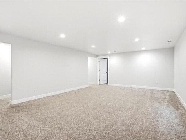 Building Photo - S Jordan-Beautiful 5 bed 3 bath family home