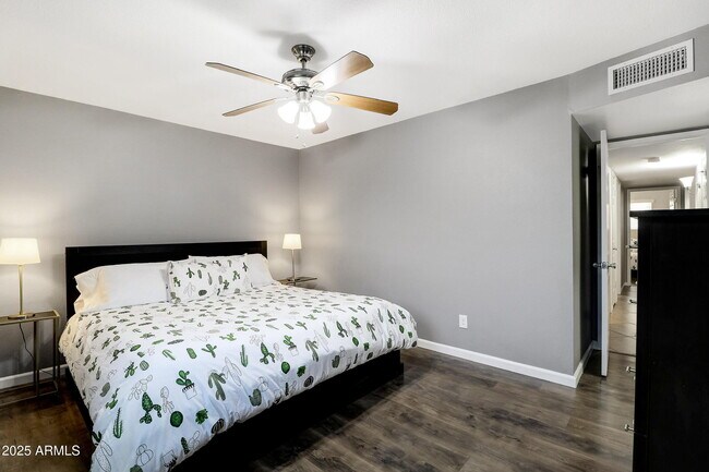 Building Photo - 5803 S Kenwood Ln