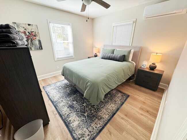 Building Photo - Renovated 2 Bed 1 Bath Home