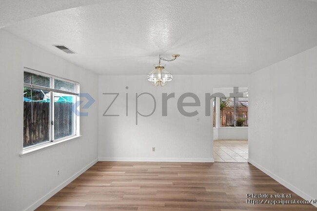 Building Photo - 2215 Jenni Ln