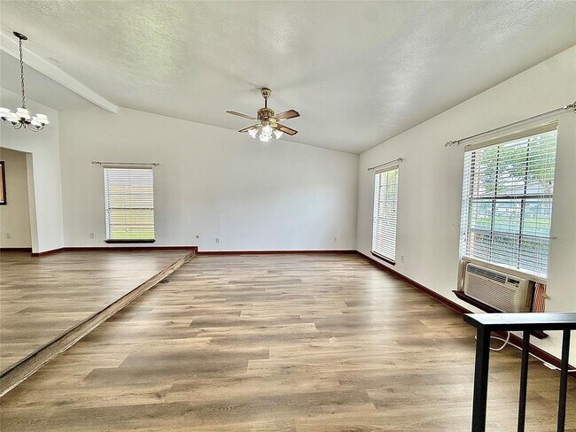 Building Photo - 7111 El Sereno Dr