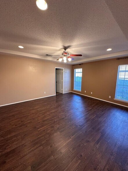 Building Photo - 4230 Green Meadow Dr