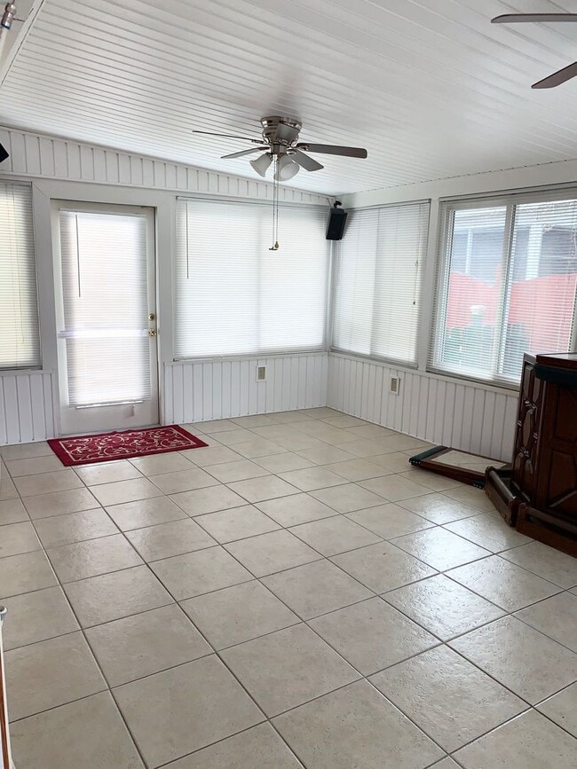 Building Photo - 3 bed 2 bath