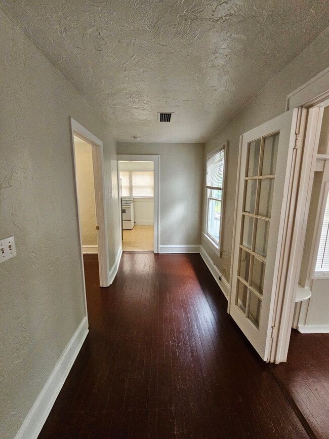 Building Photo - Charming 1/1 Home Just Minutes from Campus