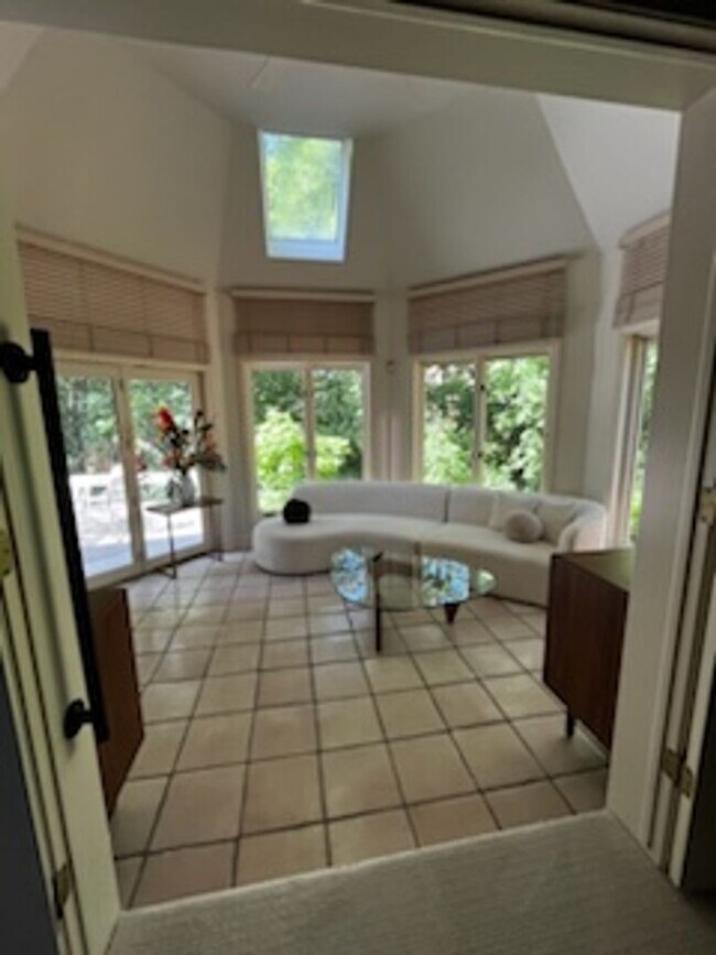 Building Photo - Stunning Custom Built Home with ALL Utilit...