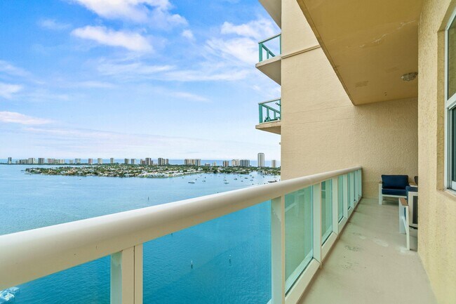 Building Photo - 2650 Lake Shore Dr