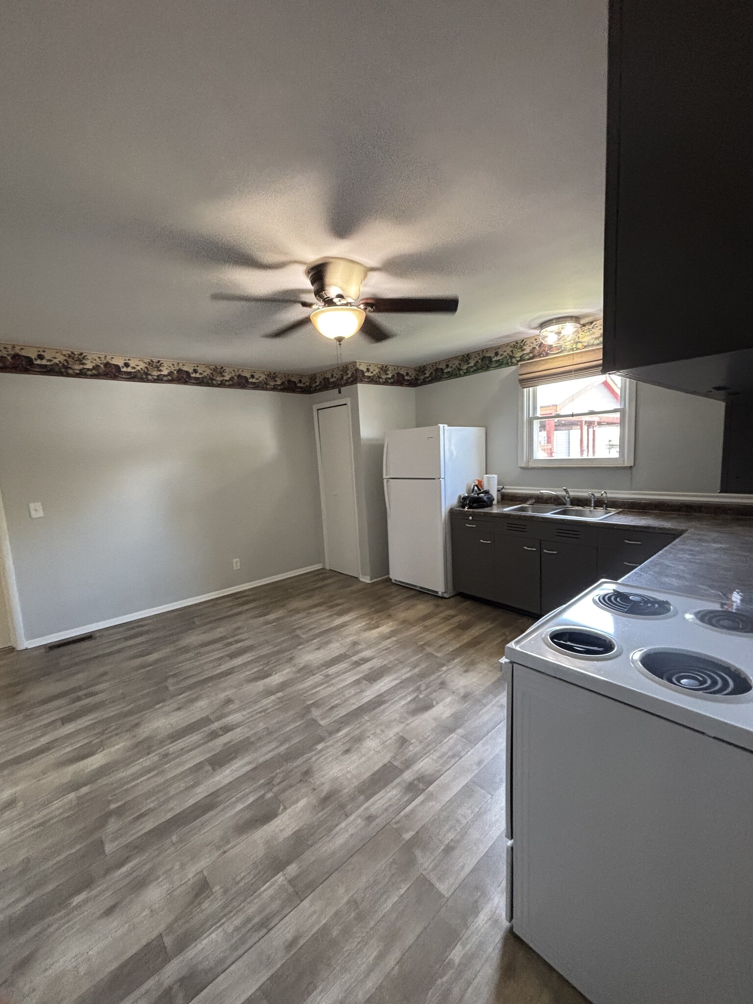Large eat in Kitchen - 864 Harlan St