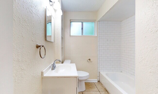 Building Photo - "Cozy 3-Bedroom Gem with a Gated Private B...