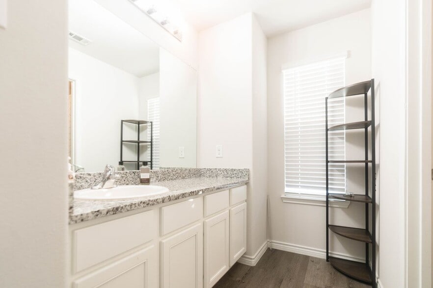 Building Photo - 5533 Topwater Trl