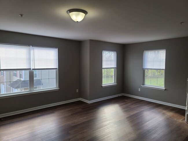 Building Photo - 3 Bedroom 2 1/2 bath townhouse in Waynesbo...